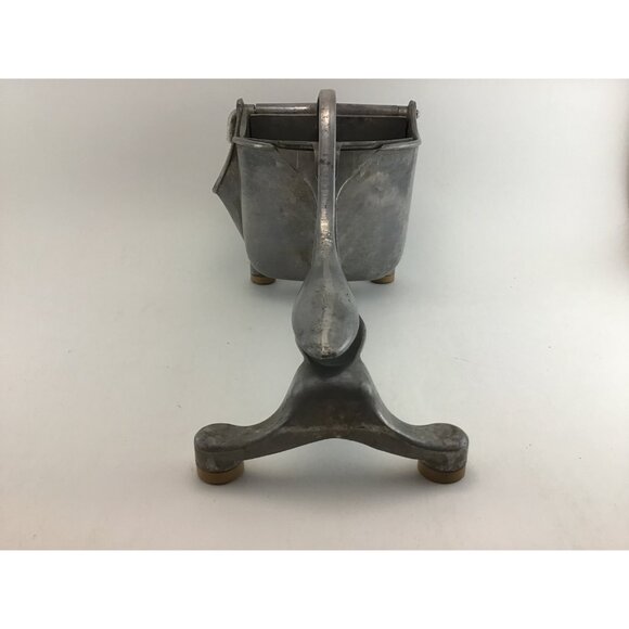 Wear-Ever Aluminum Hand Juicer Juice Press With Strainer Patent 1936 Canada - Picture 3 of 12